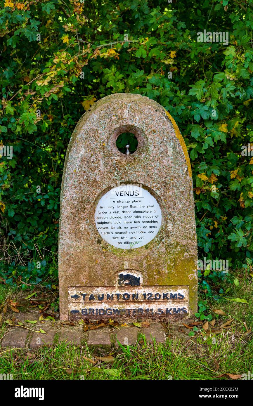 Confronto per mostrare le dimensioni e la distanza dal sole di Venere sulla Somerset Space Walk sul Bridgwater & Taunton Canal, Somerset, Inghilterra, Regno Unito Foto Stock