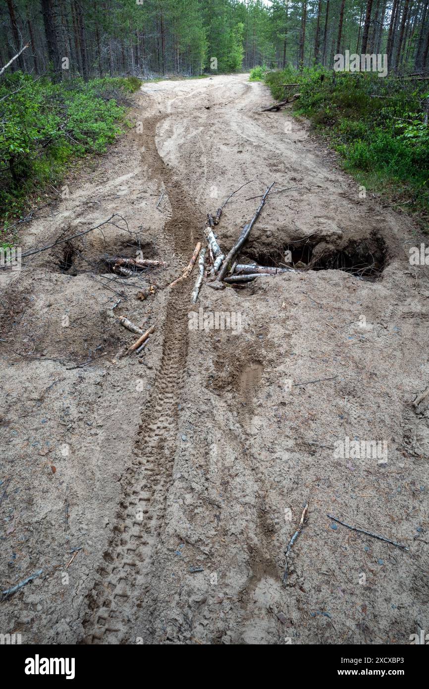 Pozzo in una strada sterrata nella foresta, in Finlandia Foto Stock