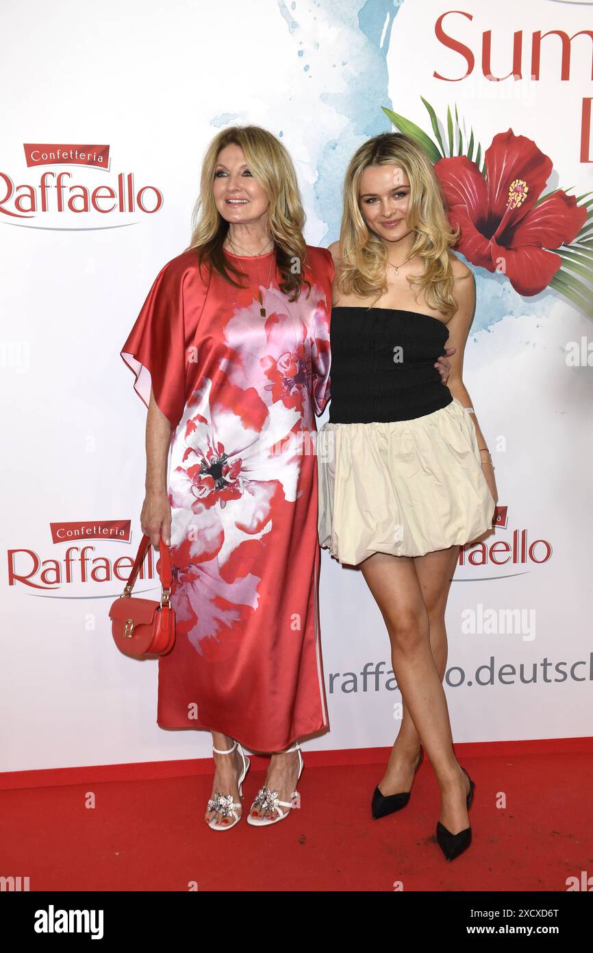 Frauke Ludowig mit Tochter Nele Ludowig beim Raffaello Summer Day a Berlino 18.06.2024 *** Frauke Ludowig con la figlia Nele Ludowig al Raffaello Summer Day a Berlino 18 06 2024 Foto Stock