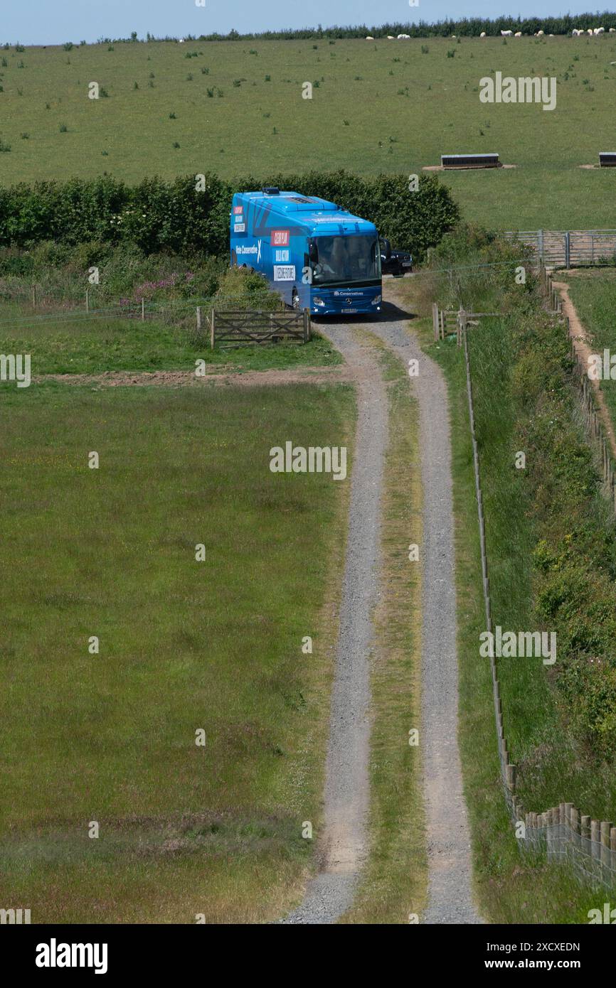 Autobus di battaglia conservatore che arriva in una remota fattoria del Devon Foto Stock