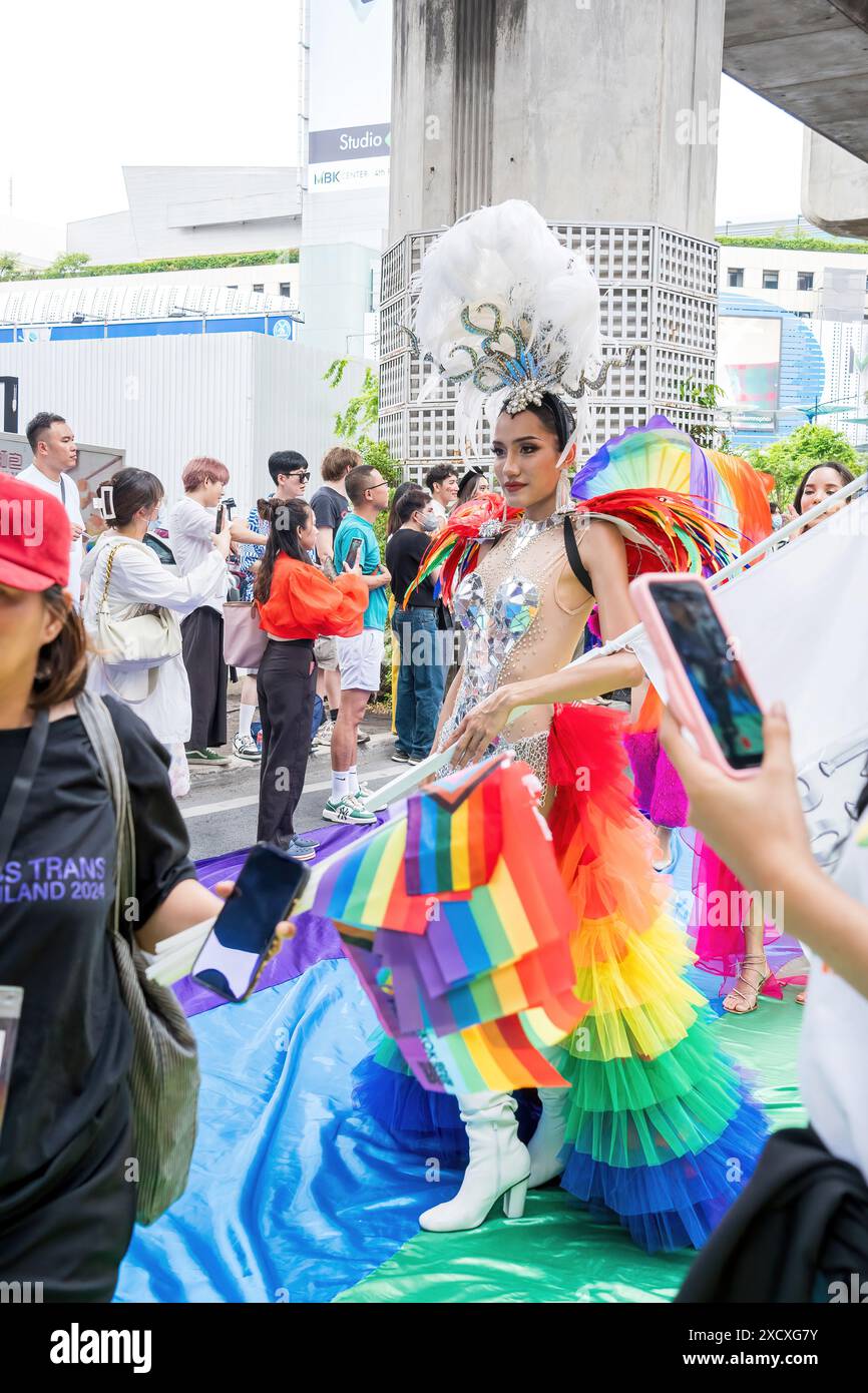Bangkok, Thailandia - 1° giugno 2024 Bangkok Pride Festival 2024, la breve azione e l'atmosfera delle persone si uniscono alle celebrazioni dell'evento in Piazza Siam Foto Stock