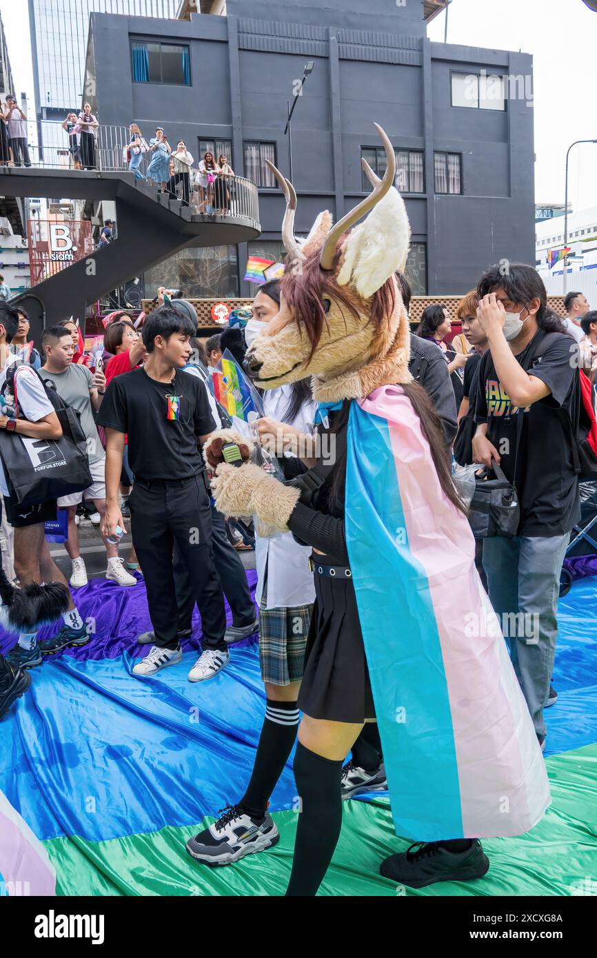 Bangkok, Thailandia - 1° giugno 2024 Bangkok Pride Festival 2024, la breve azione e l'atmosfera delle persone si uniscono alle celebrazioni dell'evento in Piazza Siam Foto Stock