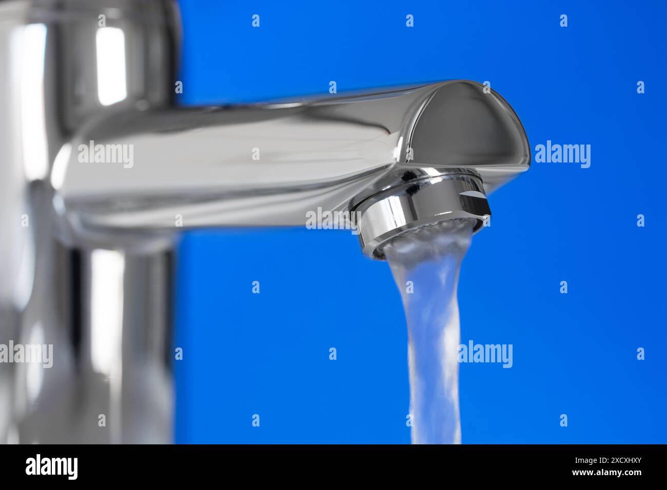 Rubinetto con getto d'acqua Foto Stock