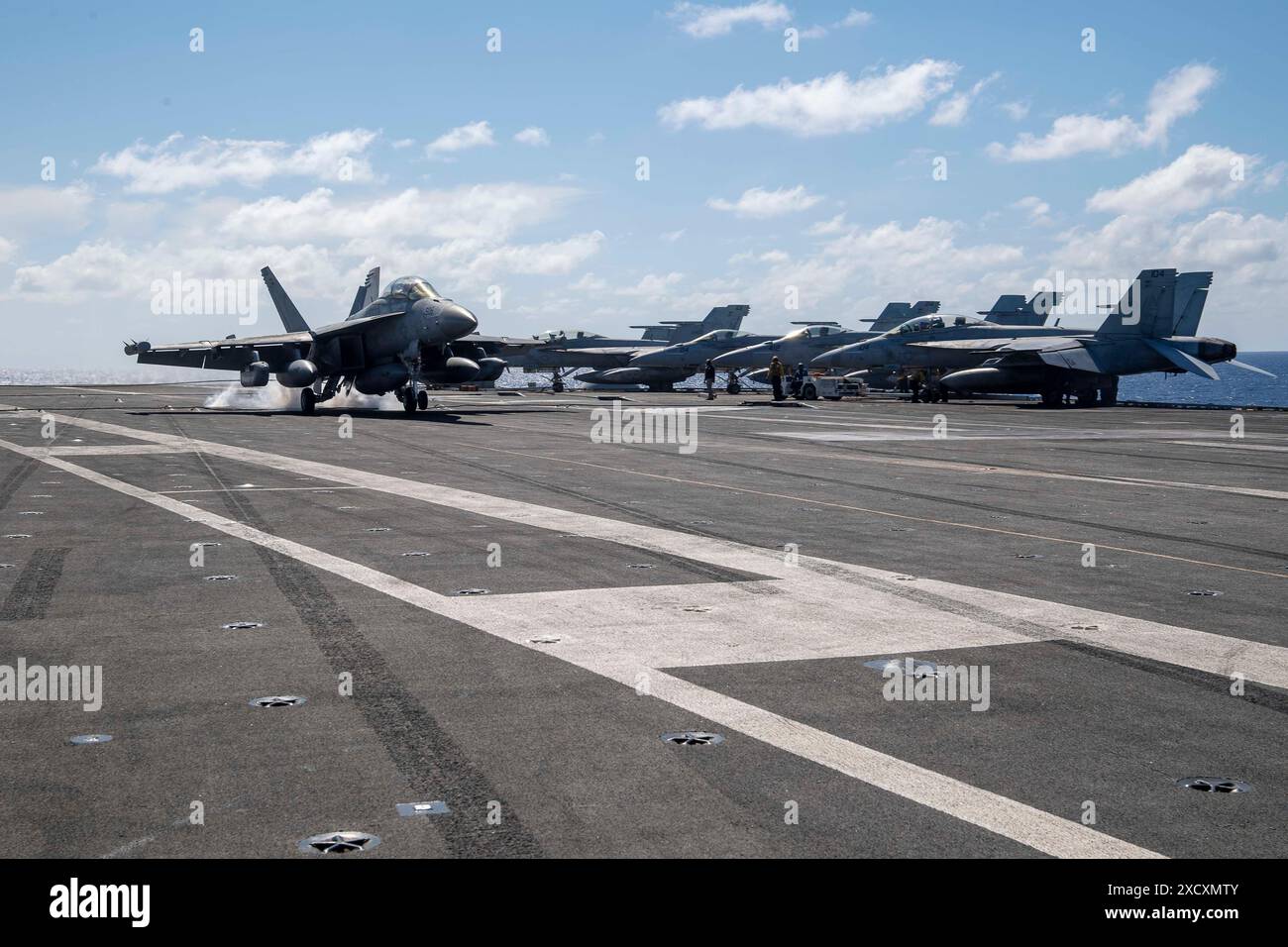 240607-N-GN523-1257 PHILIPPINE SEA (7 giugno 2024) un EA-18G Growler, attaccato allo Shadowhawks of Electronic Attack Squadron (VAQ) 141, atterra sul Foto Stock