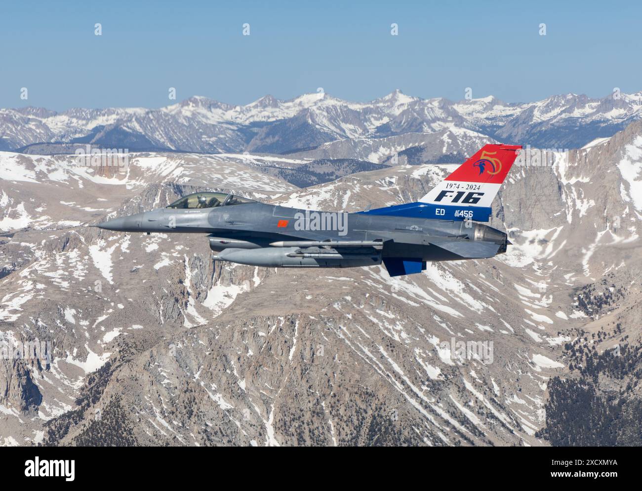 Edwards AFB F-16C 88-456 con il suo speciale 50th Anniversary Fighting Falcon TAIL flash vola sopra il deserto della California meridionale. Questa Viper è assi Foto Stock