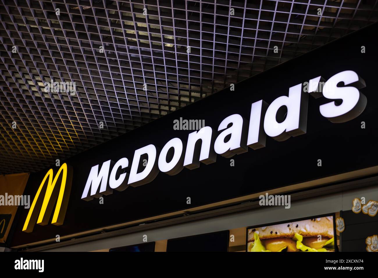 Giugno. 19. 2024 - Kosice, Slovacchia: Cartello o striscione MC Donalds sopra le attività della loro società nel centro commerciale. Foto Stock