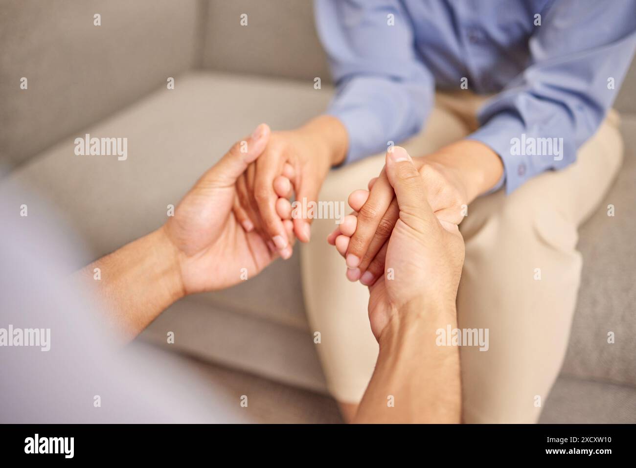 Casa, coppia e tenersi per mano per empatia, perdono e confessione sul divano in salotto. Persone sposate, moglie e marito tradito per dispiacere Foto Stock