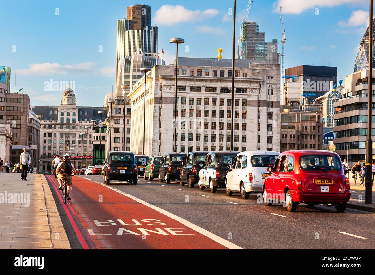 Londra, Regno Unito - 2 luglio 2010: Traffico sul London Bridge in direzione nord. Pedoni e ciclisti non invidiano il caos del traffico. Foto Stock