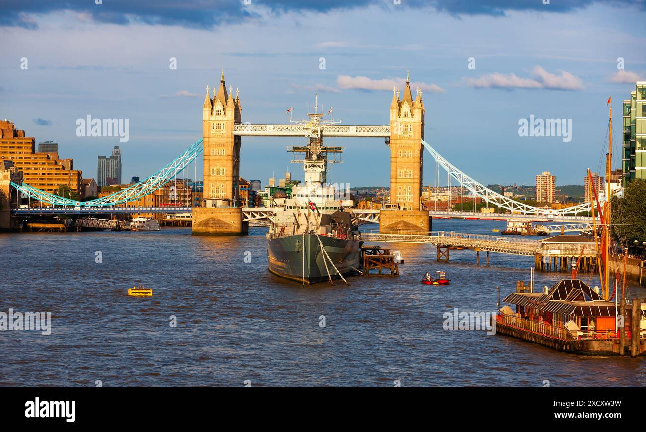 Londra, Regno Unito - 2 luglio 2010: Tower Bridge, HMS Belfast e ristorante galleggiante sul Tamigi. Cose da fare, vedere e mangiare dopo Foto Stock