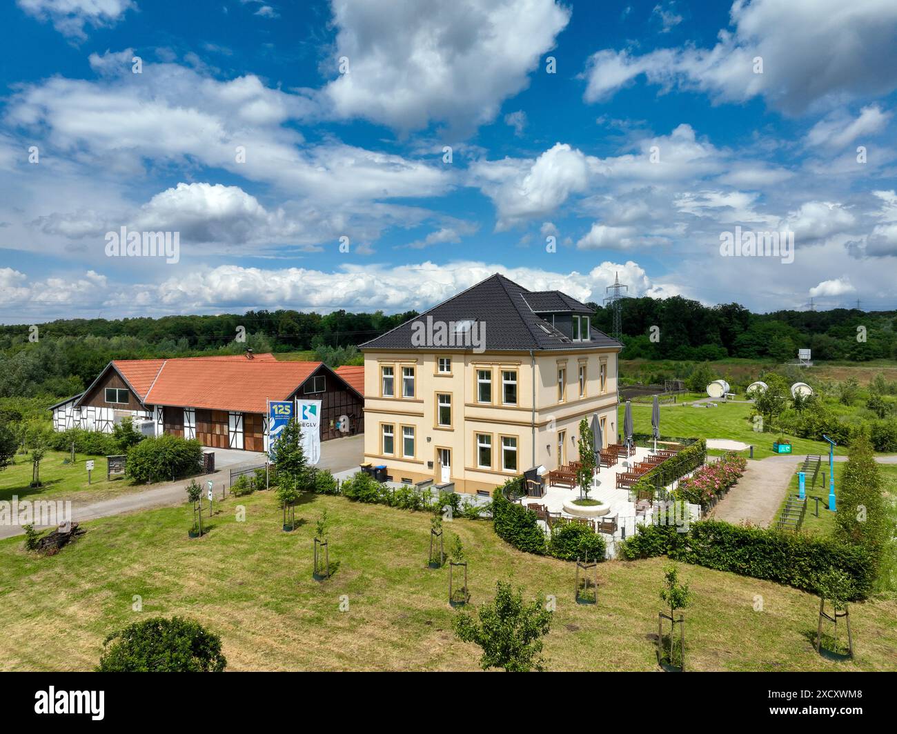 Castrop-Rauxel, Renania settentrionale-Vestfalia, Germania - Hof Emscher-Auen, lo storico cortile è stato ampiamente rinnovato ed è ora un luogo vivace Foto Stock