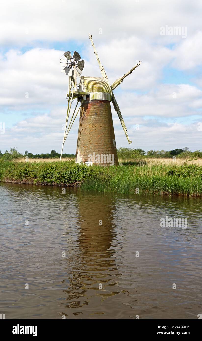 Turf Fen Drainage Mill a Irstead presso la formica sul Norfolk Broads e vista dalla riva orientale a How Hill, Ludham, Norfolk, Inghilterra, Regno Unito. Foto Stock