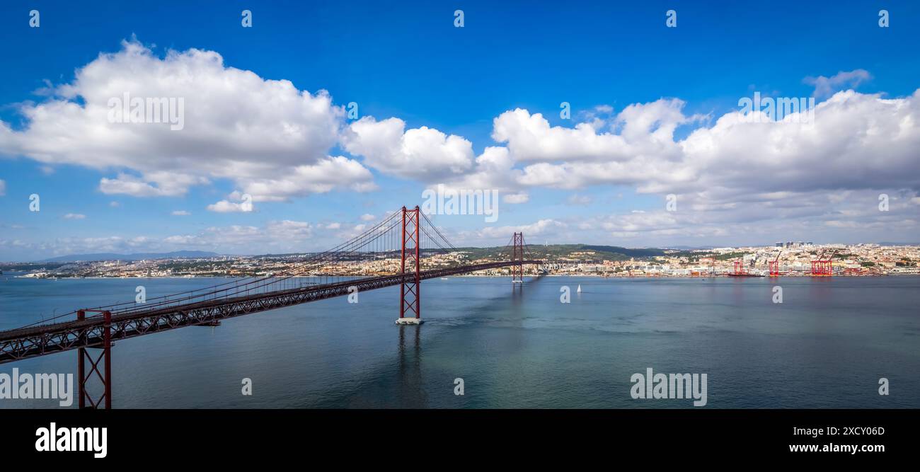 Nuvole estive sul ponte del 25 aprile, Lisbona, Portogallo Foto Stock