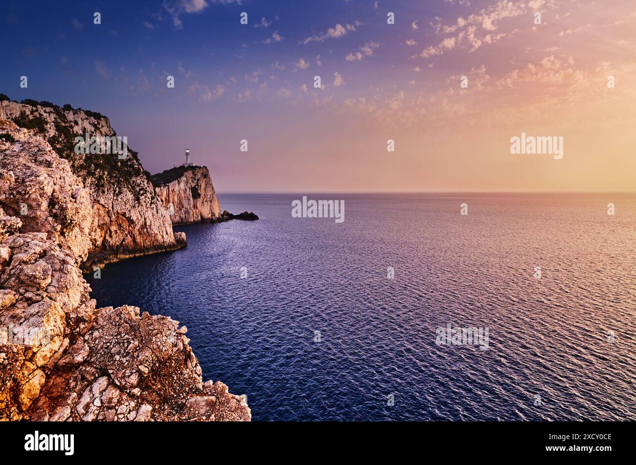 Faro di Lefkada al tramonto, il punto più meridionale dell'isola di Lefkada, Mar Ionio, Grecia Foto Stock