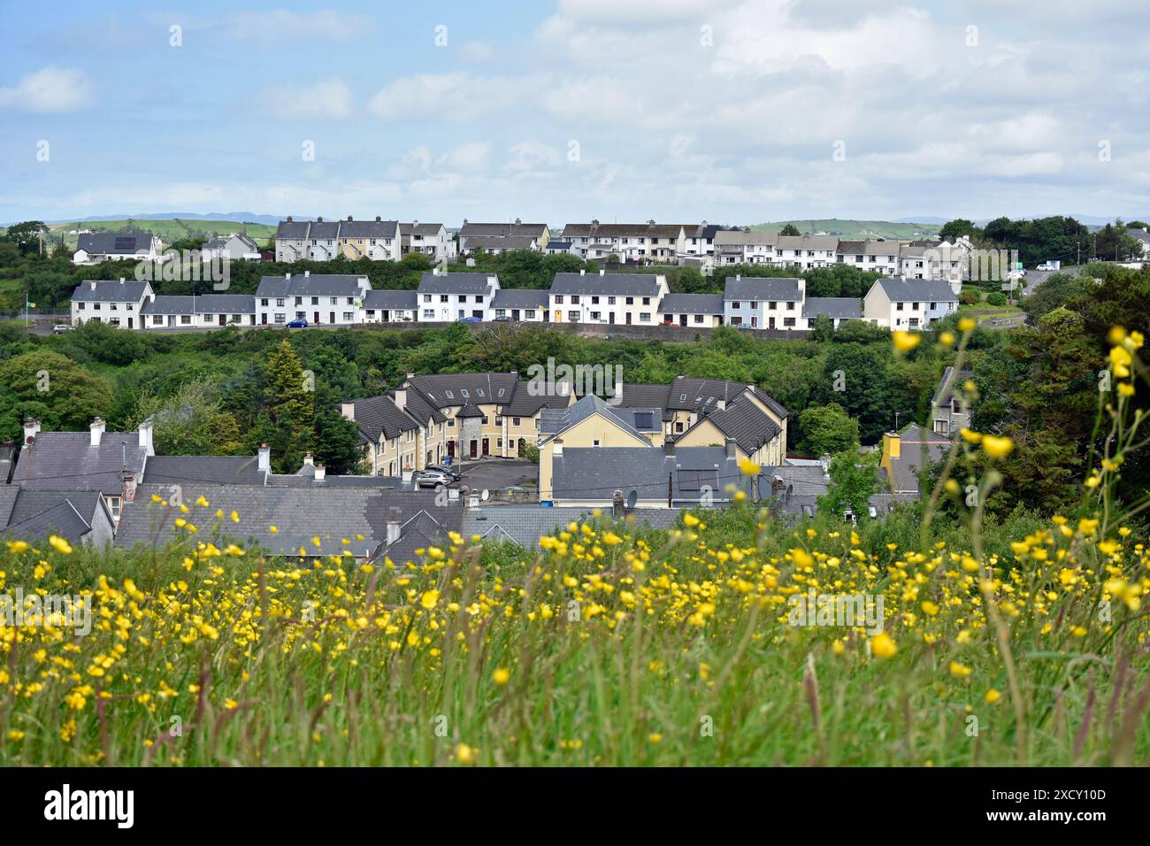Vista di alloggi sociali ad Ardara, Contea di Donegal, Irlanda Foto Stock