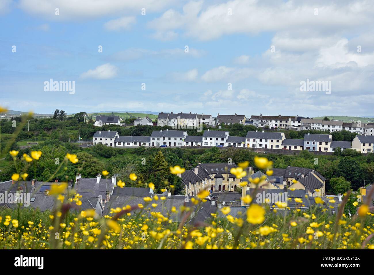 Vista di alloggi sociali ad Ardara, Contea di Donegal, Irlanda Foto Stock