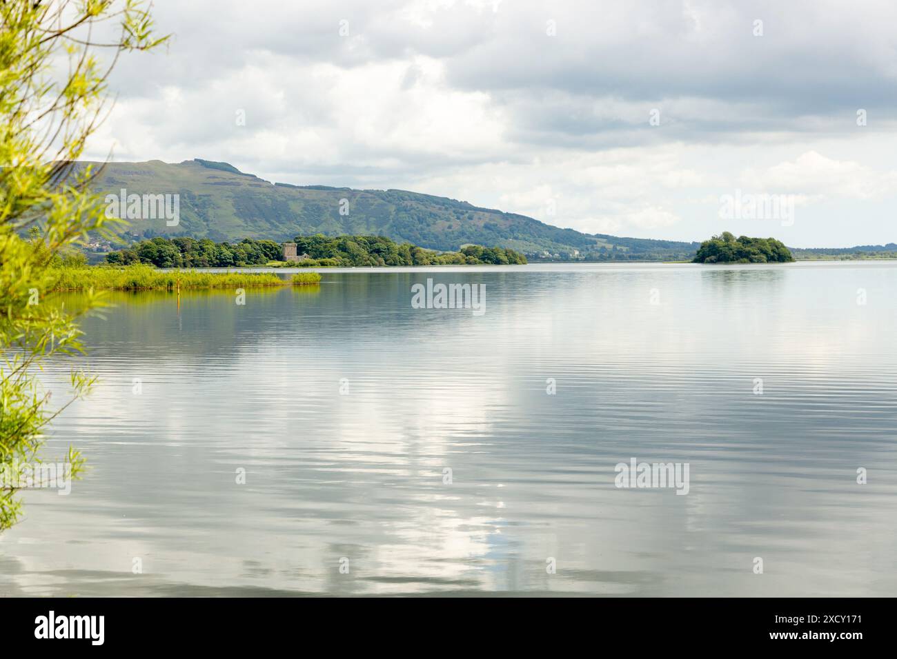 Castle Island sul Loch Leven con Bishop Hill sullo sfondo Foto Stock