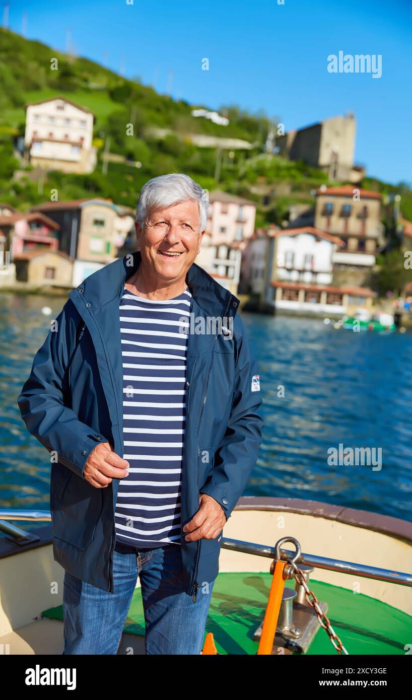 Senior man, 60-70, barca a vela, porto di Pasaia, Pasajes San Juan, Pasai Donibane, Gipuzkoa, Paesi Baschi, Spagna, Europa Foto Stock