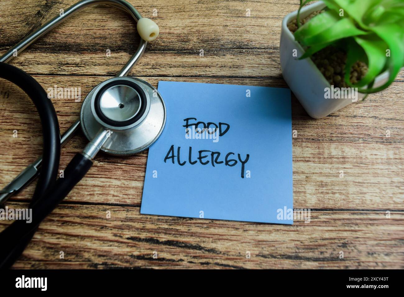 Concetto di allergia alimentare scrivere su note appiccicose isolate su un tavolo di legno. Foto Stock