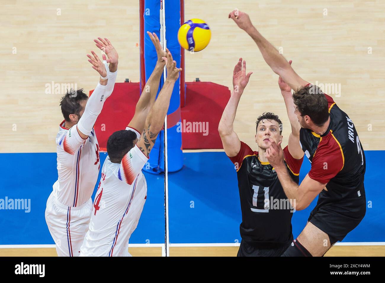 Pasay City, Filippine. 19 giugno 2024. Tobias Krick (1° R) della Germania fa un picco durante la partita tra Germania e Francia alla Lega delle Nazioni di pallavolo maschile (VNL) 2024 a Pasay City, nelle Filippine, il 19 giugno 2024. Crediti: Rouelle Umali/Xinhua/Alamy Live News Foto Stock