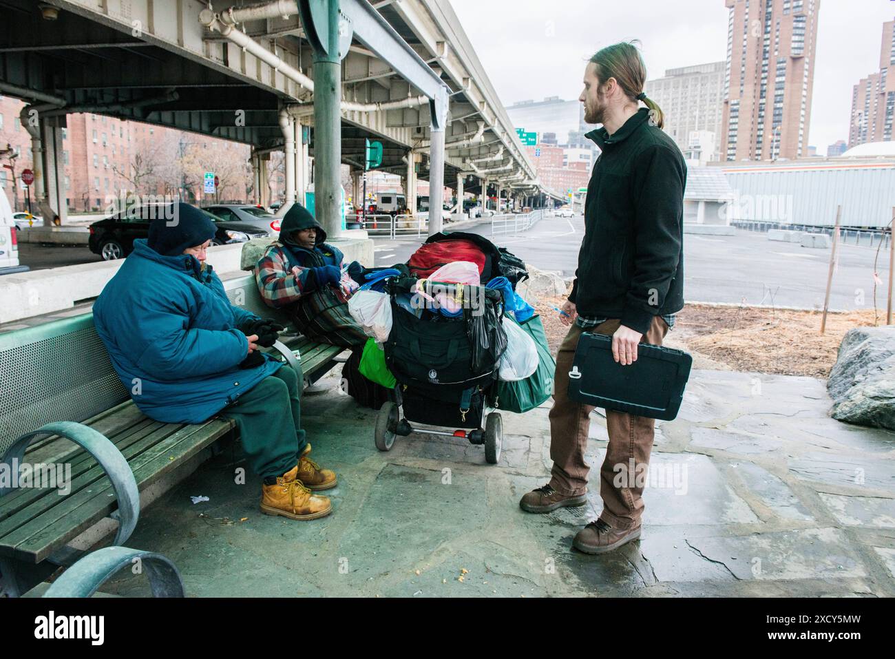 Sensibilizzazione ai senzatetto Social Worker del Goddard Riverside Community Center, avvicinandosi a due senzatetto per le strade di Manhattan per offrire qualsiasi tipo di aiuto e supporto. New York, New York, Stati Uniti. New York City Manhattan New York Stati Uniti d'America Copyright: XGuidoxKoppesxPhotox Foto Stock