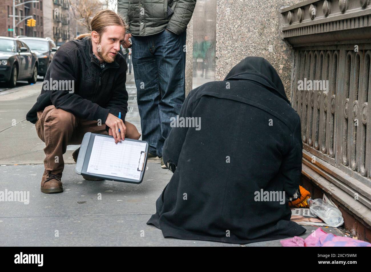 Raggiungere i senzatetto due assistenti sociali del Goddard Riverside Community Center, avvicinandosi a un senzatetto per le strade di Manhattan per offrire qualsiasi tipo di aiuto e supporto. New York, New York, Stati Uniti. New York City Manhattan New York Stati Uniti d'America Copyright: XGuidoxKoppesxPhotox Foto Stock