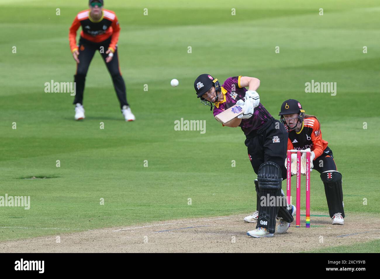 Birmingham, Regno Unito. 19 giugno 2024. Amy Jones in azione durante il match di Charlotte Edwards Cup tra Central Sparks e The Blaze all'Edgbaston Cricket Ground, Birmingham, Inghilterra, il 19 giugno 2024. Foto di Stuart Leggett. Solo per uso editoriale, licenza richiesta per uso commerciale. Non utilizzare in scommesse, giochi o pubblicazioni di singoli club/campionato/giocatori. Crediti: UK Sports Pics Ltd/Alamy Live News Foto Stock