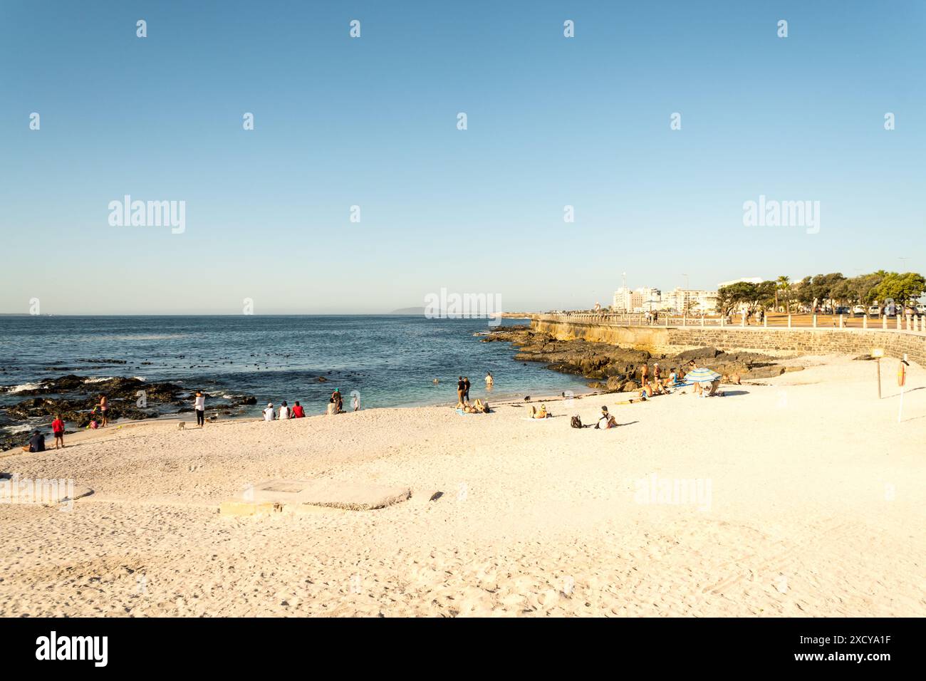 Sea Point, spiaggia di città del Capo con persone che si godono il concetto di viaggio, turismo, vacanza, vacanza, destinazione Sud Africa Foto Stock