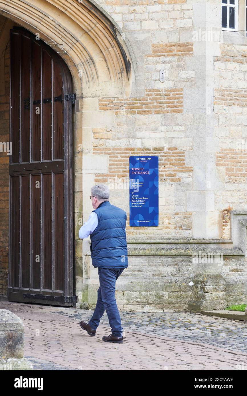 Ingresso principale al pubblico (con tariffe annuali fino a £ 50.000) scuola a Uppingham, Inghilterra, fondata nel 1584 da Johnson per fornire istruzione gratuita. Foto Stock