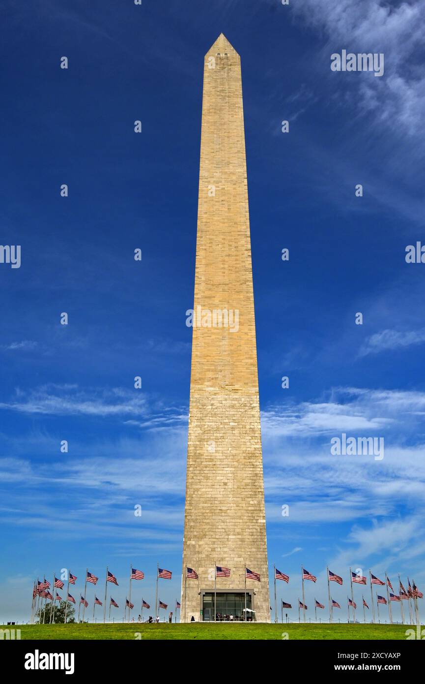 Washington DC, USA - 30 maggio 2024: Vista panoramica del Washington Monument a Washington DC con un suggestivo cielo blu Foto Stock