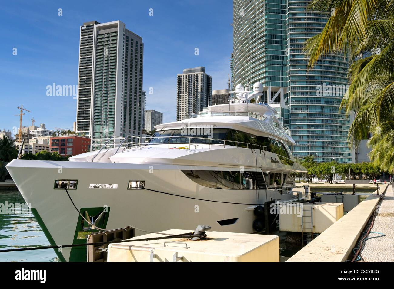 Miami, Florida, Stati Uniti - 5 dicembre 2023: L'incrociatore a motore Romeo Foxtrot ormeggiato sul lungomare di Miami Foto Stock