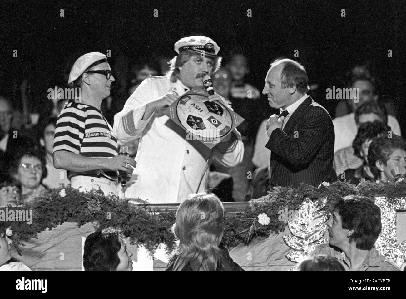 Fußballspieler Uwe Seeler mit dem Duo Klaus & Klaus bei der Veranstaltung Sport-Stars-Show zugunsten der Deutschen Muskelschwundhilfe in Ahrensburg bei Hamburg Anfang novembre 1986, Uwe Seele feierte am 5.11.1986 seinen 50. Geburtstag *** il calciatore Uwe Seeler con il duo Klaus Klaus all'evento Sport Stars Show a beneficio della Deutsche Muskelschwundhilfe ad Ahrensburg vicino ad Amburgo all'inizio di novembre 1986, Uwe Seele ha festeggiato il suo 50° compleanno il 5 11 1986 Foto Stock