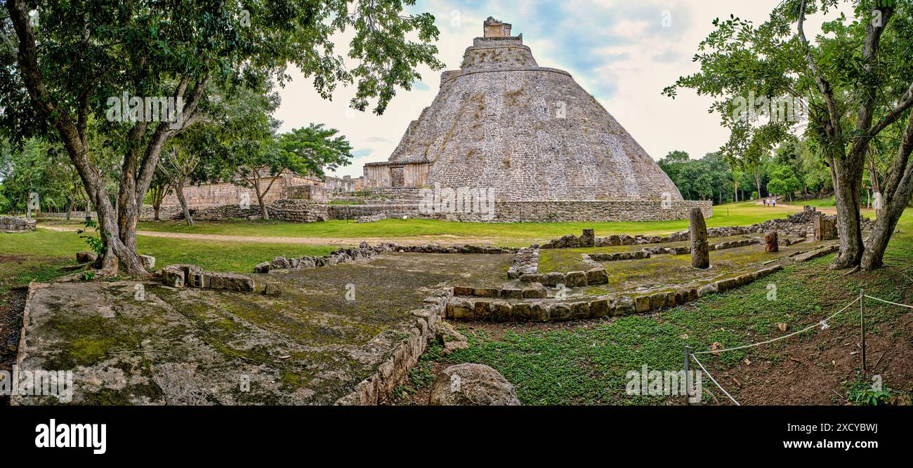 Antica piramide maya del mago, Uxmal, Yucatan, Messico Foto Stock