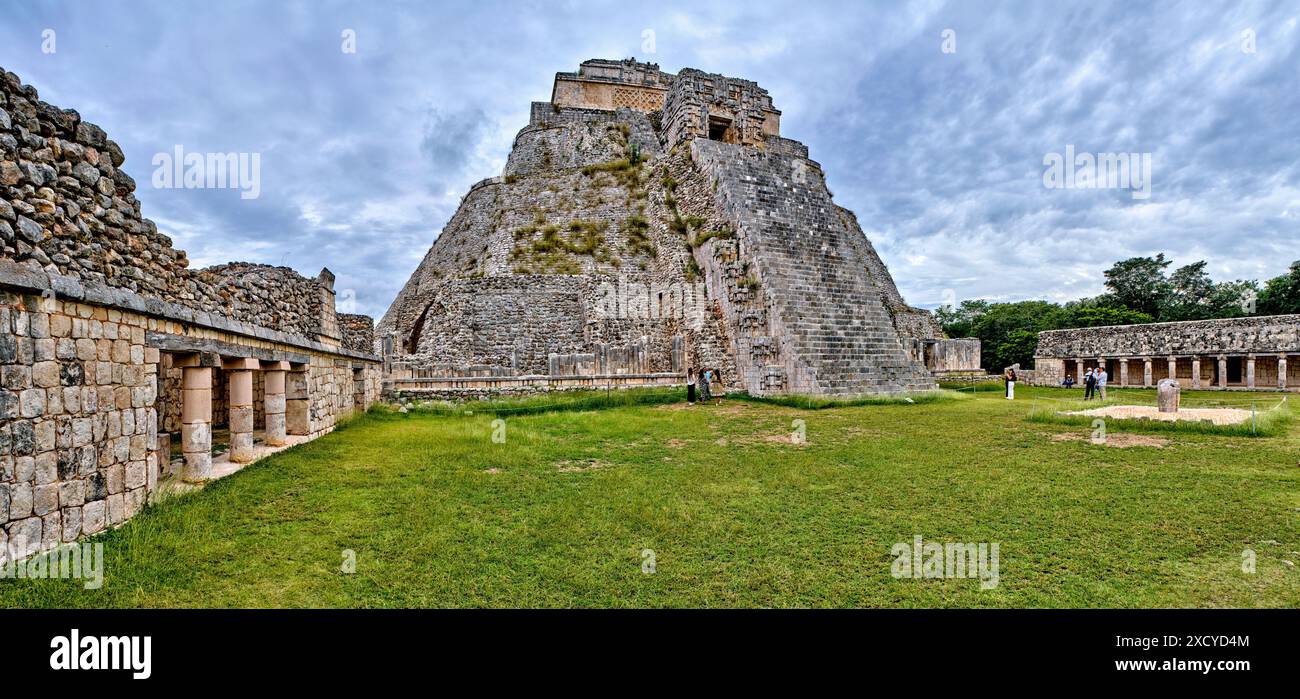 Antica piramide maya del mago, Uxmal, Yucatan, Messico Foto Stock