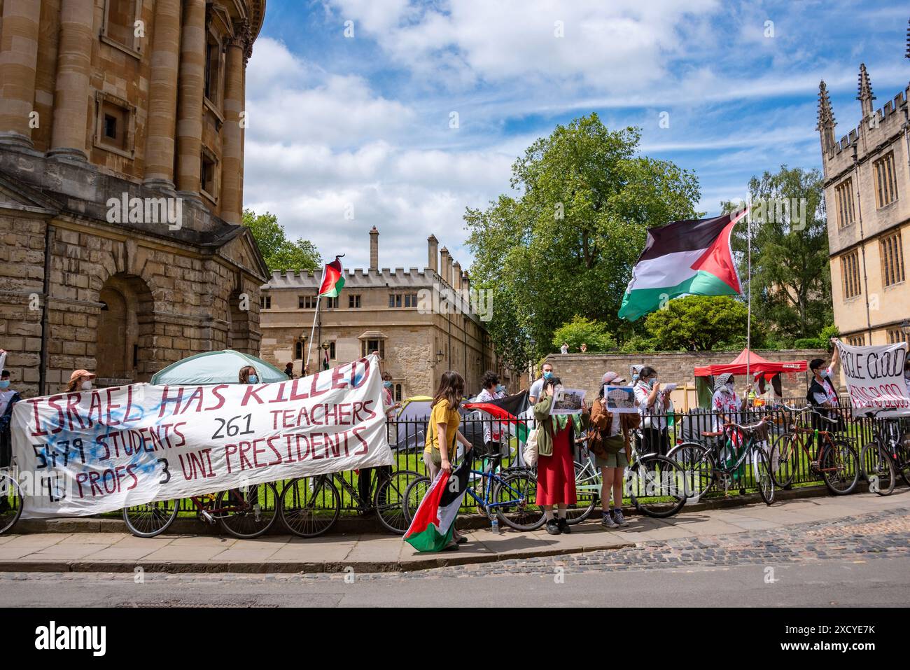 Oxford, Regno Unito, 19 giugno 2024. I manifestanti anti anti-israeliani a Radcliffe Square, Oxford, dopo che la Processione di Encaenia fu riorganizzata per evitarli. Encaenia è la cerimonia annuale in cui l'Università di Oxford assegna lauree honoarary. Crediti: Martin Anderson/Alamy Live News Foto Stock