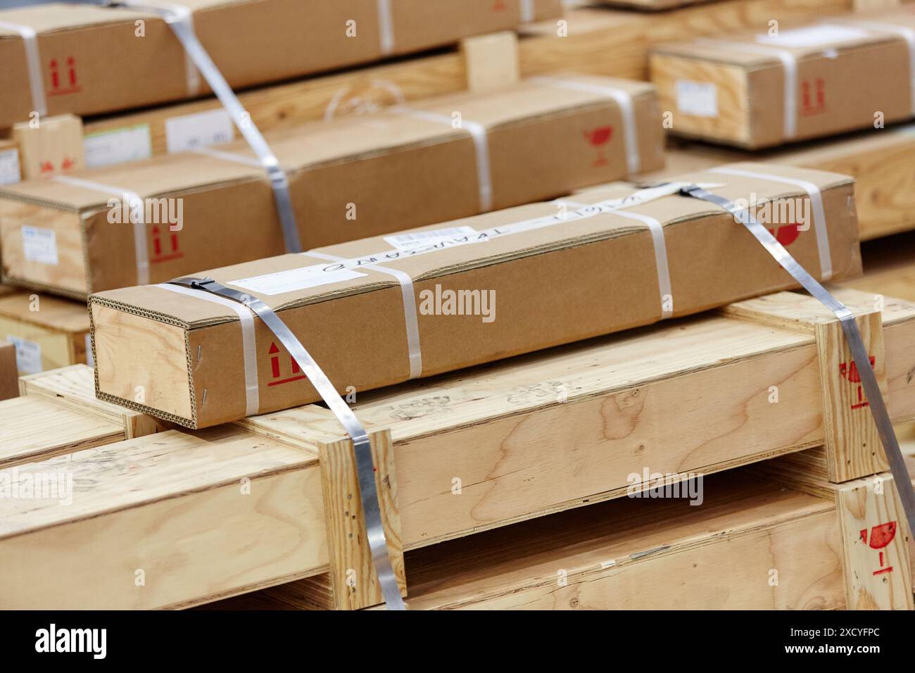 Imballaggio. Scatole in legno e cartone. Foto Stock