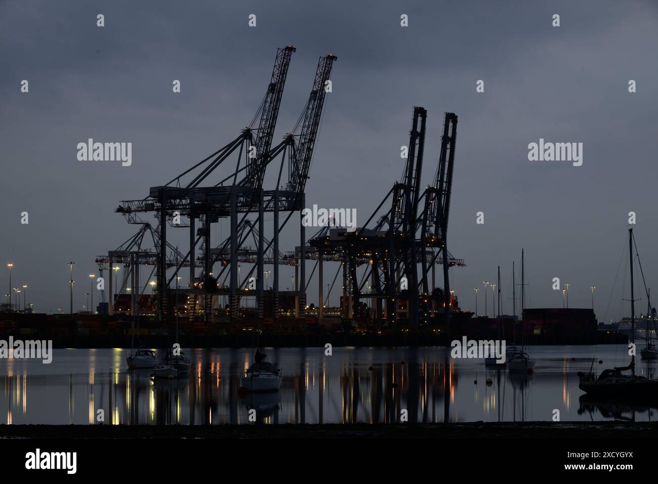 Porto dei container di Southampton di notte Foto Stock