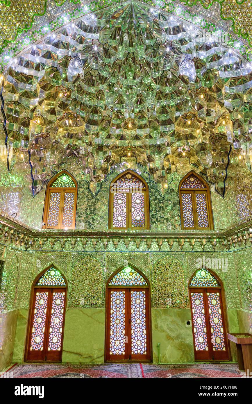 Shiraz, Iran - 29 ottobre 2018: Favoloso interno della sala di preghiera nel Santuario Ali Ibn Hamzeh Holly. Foto Stock