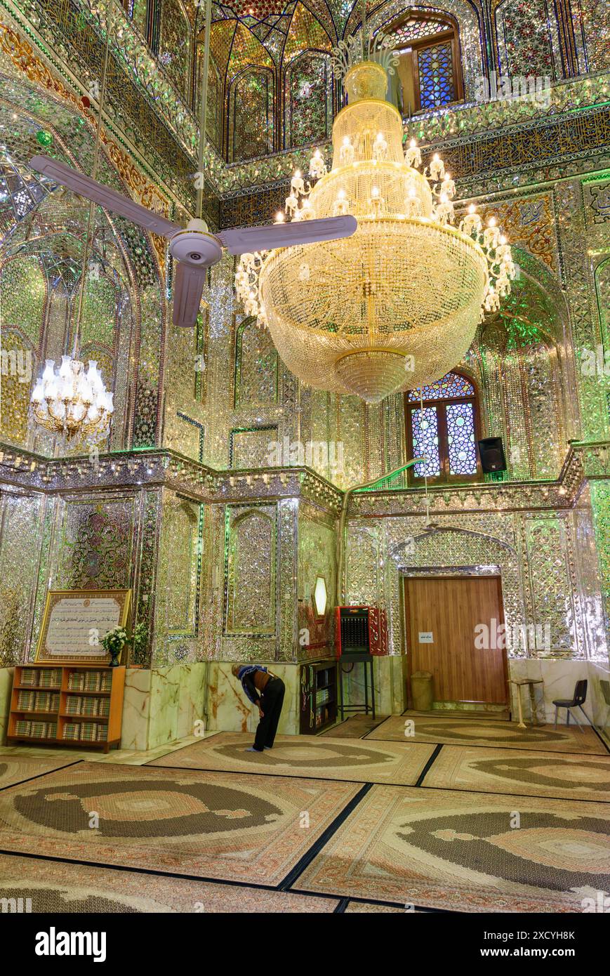 Shiraz, Iran - 29 ottobre 2018: Vista della sala di preghiera nel Santuario Ali Ibn Hamzeh Holly. Foto Stock