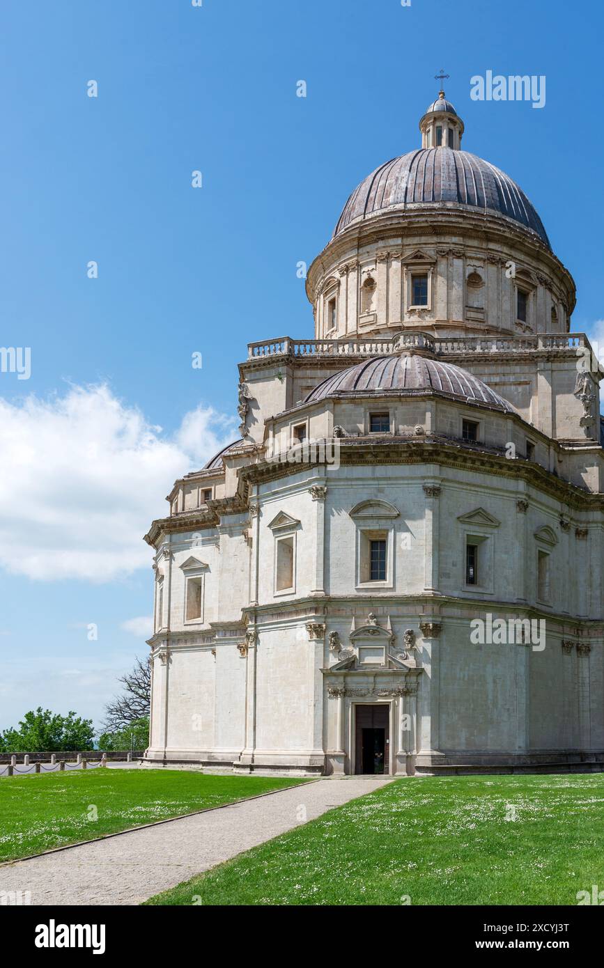 Vista frontale di Santa Maria della consolazione, chiesa di Maria della consolazione, chiesa di pellegrinaggio in stile rinascimentale a Todi, Perugia Foto Stock