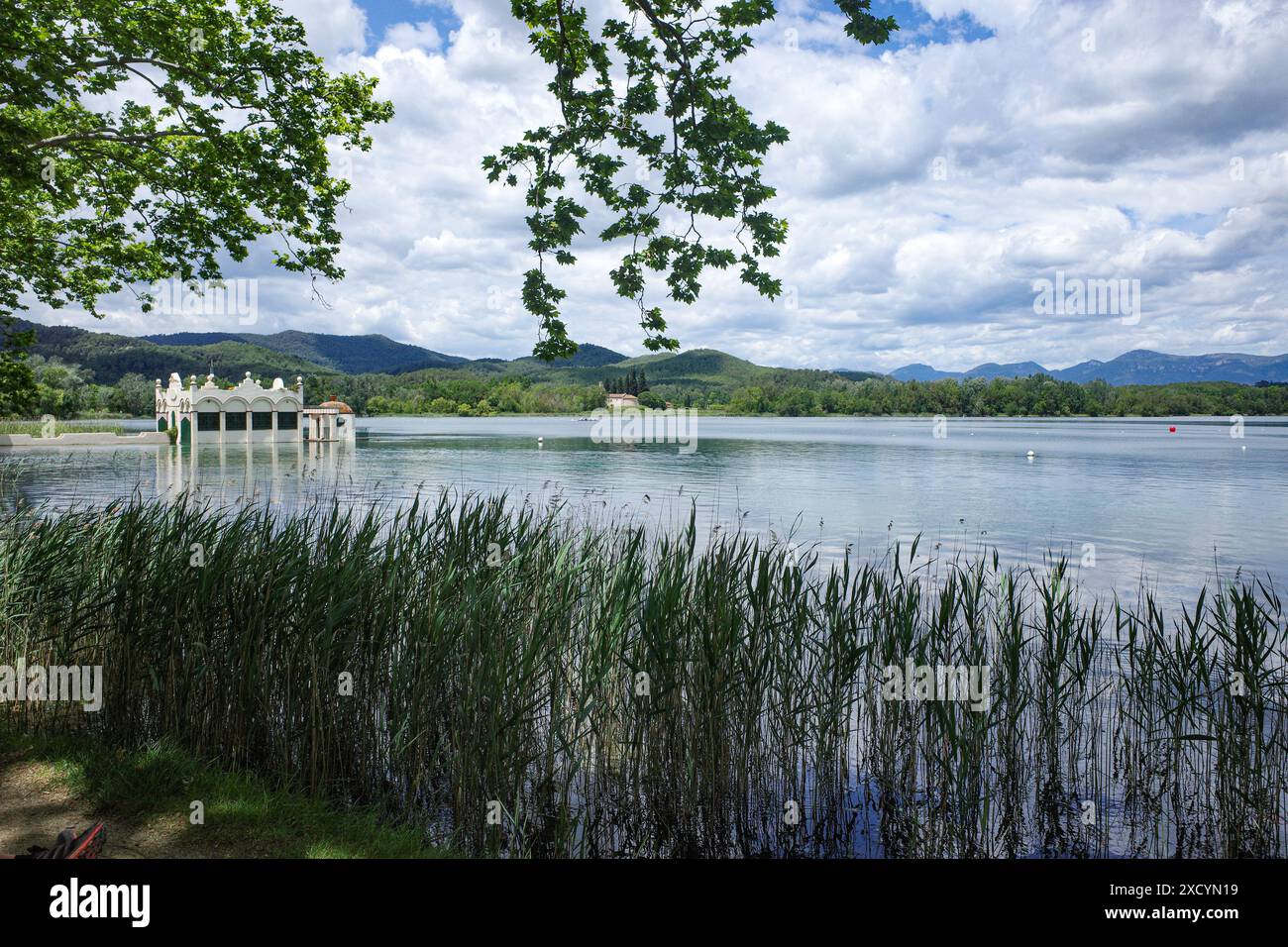 Banyoles, Spagna - 3 giugno 2024: Casa di pesca (pesquera) sul lago di Banyoles, Girona, Catalogna Foto Stock