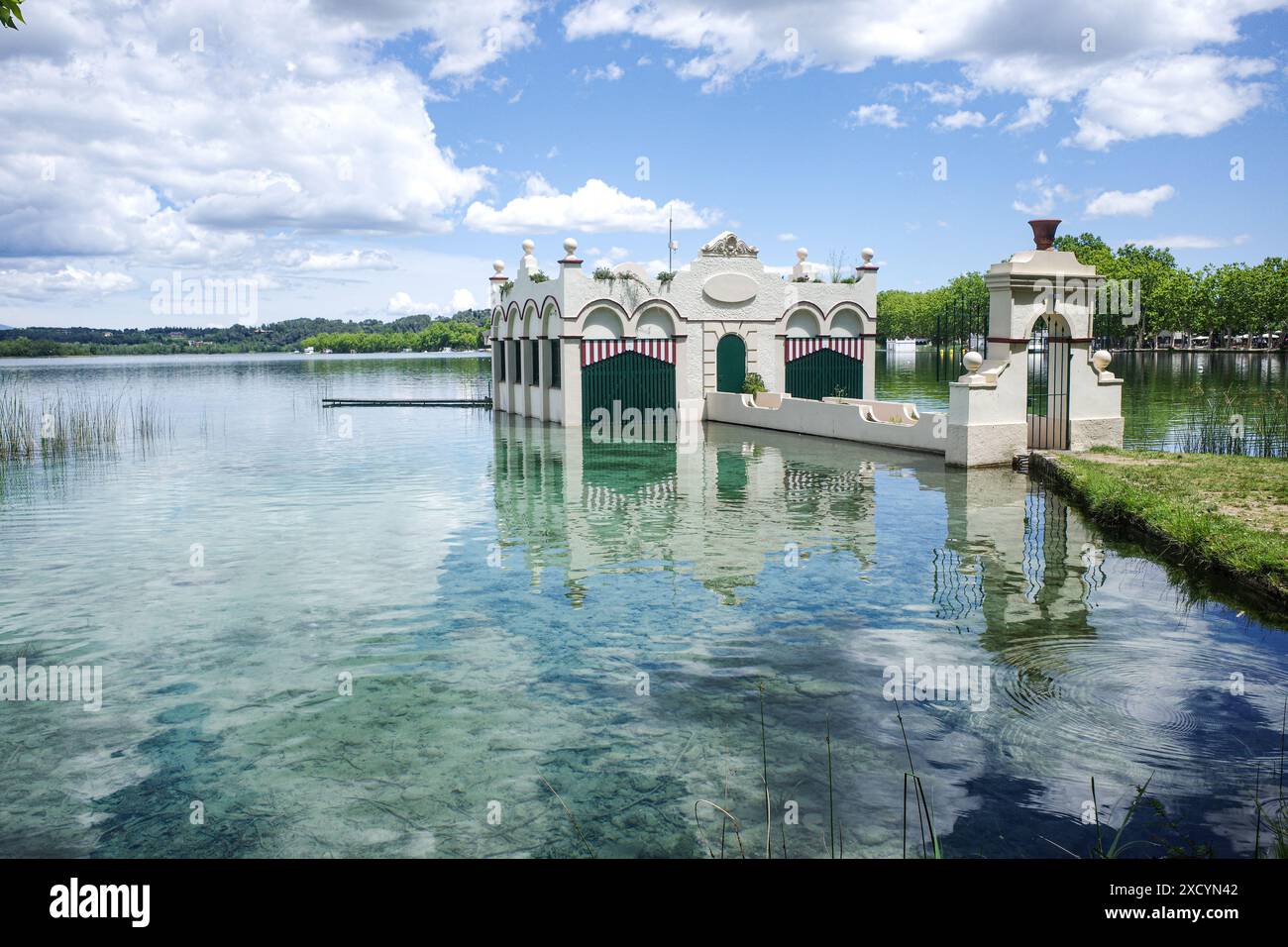 Banyoles, Spagna - 3 giugno 2024: Casa di pesca (pesquera) sul lago di Banyoles, Girona, Catalogna Foto Stock