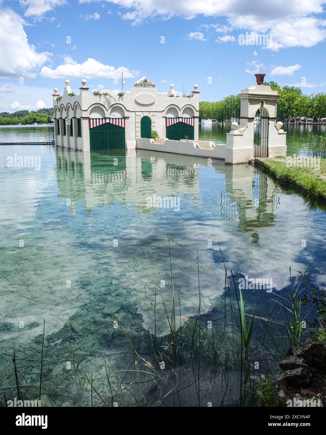 Banyoles, Spagna - 3 giugno 2024: Casa di pesca (pesquera) sul lago di Banyoles, Girona, Catalogna Foto Stock