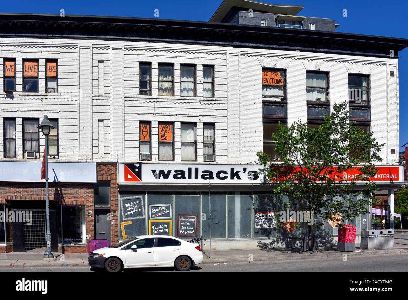 Ottawa, Canada - 15 giugno 2024: Firma in finestre che protestano contro lo sfratto di massa degli inquilini di edifici storici da demolire e sostituire con un nin Foto Stock