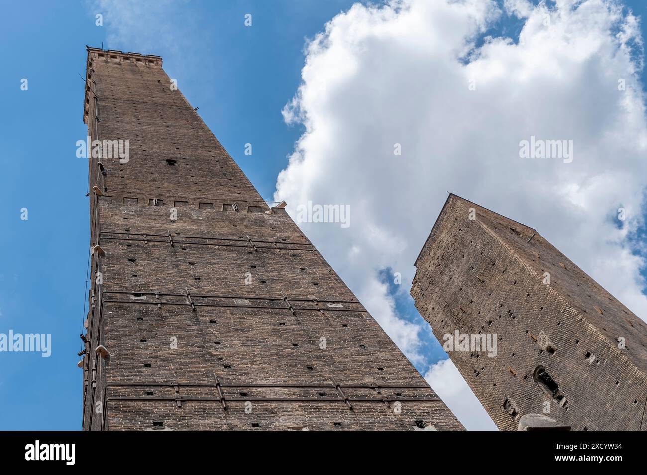 Vista dal basso delle due antiche torri Asinelli e Garisenda, simbolo di Bologna, Italia Foto Stock