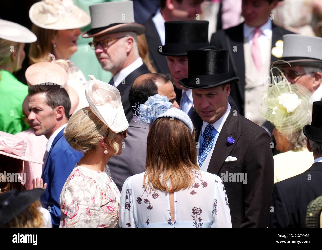 Il principe di Galles parla con Carole Middleton e Zara Tindall durante il secondo giorno di Royal Ascot all'Ascot Racecourse, Berkshire. Data foto: Mercoledì 19 giugno 2024. Foto Stock