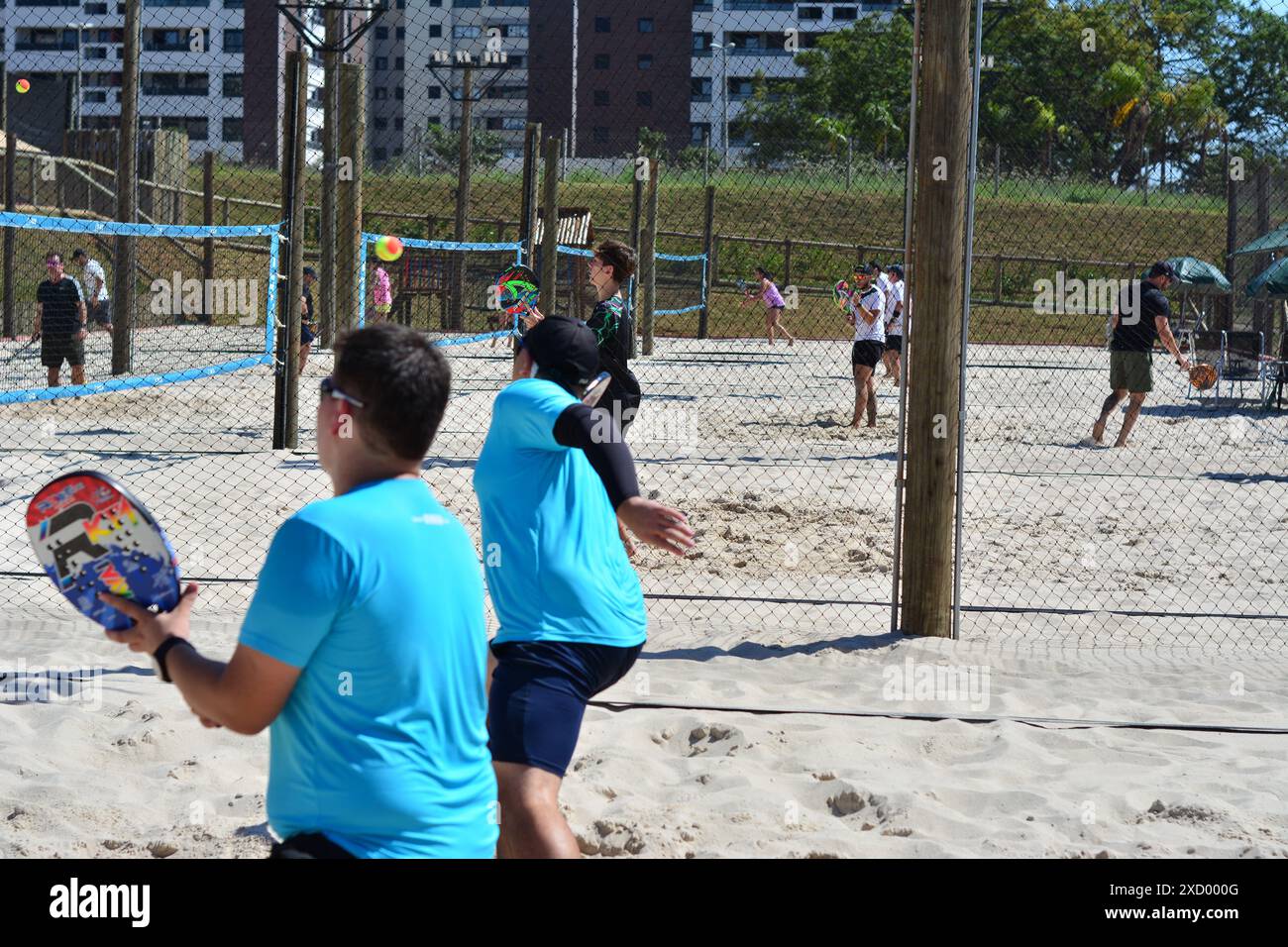 Atleti che giocano in una gara di Beach tennis Foto Stock