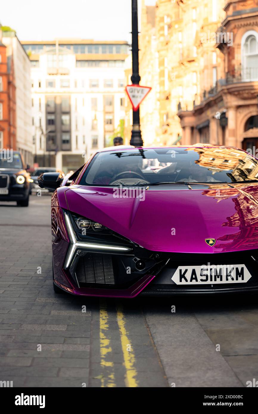 Lamborghini Revuelto su Viola Bast Foto Stock