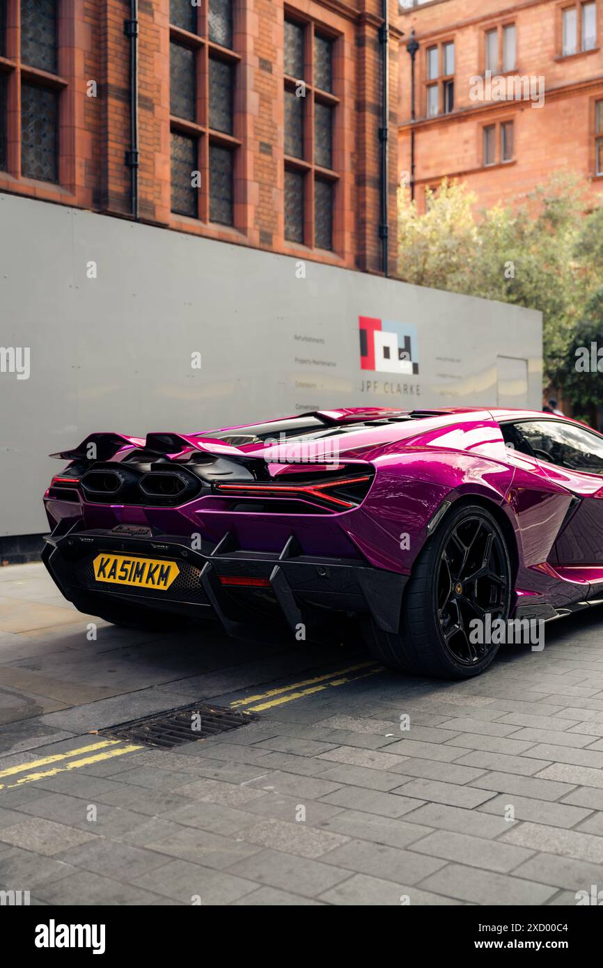 Lamborghini Revuelto su Viola Bast Foto Stock