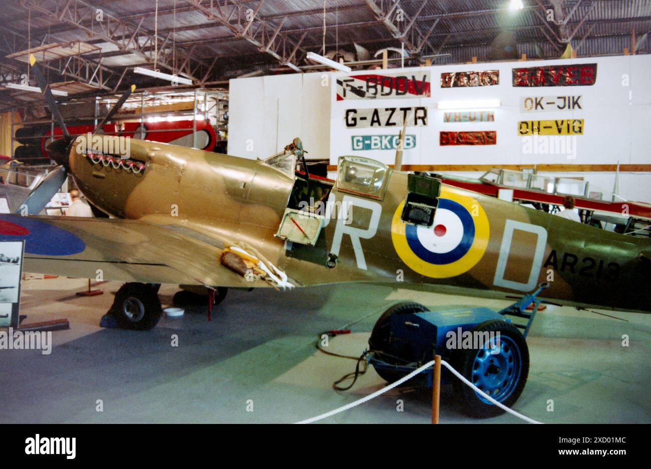 Vickers Supermarine Spitfire Mk. Aereo da caccia IA AR213 all'interno del Blue Max Museum di Booker, Wycombe Air Park, con Personal Plane Services nel 1992. Lo Spitfire era in grado di volare ed era esposto alle esibizioni. Entrò a far parte della RAF nel 1941 e prestò servizio fino al 1946 prima di essere di proprietà privata come G-AIST. Apparve in airshow e in film come la Battaglia d'Inghilterra prima di essere di proprietà della PPS al Wycombe Air Park nel 1990. Attualmente (2024) aeronavigabile dopo il restauro Foto Stock