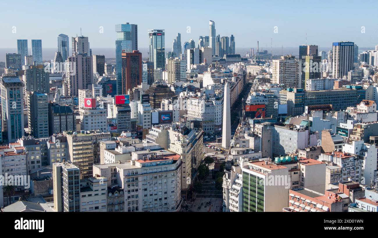 Buenos Aires, Argentina, 2 de agosto de 2018: Veduta aerea dell'Obelisco di Buenos Aires tra i grattacieli. 9 de Julio Avenue e Corrientes Avenue. Foto Stock